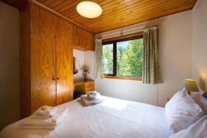2 bedroom lodge with stunning loch mountain views