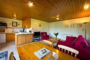 2 bedroom lodge with stunning loch mountain views