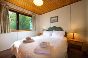 2 bedroom lodge with stunning loch mountain views