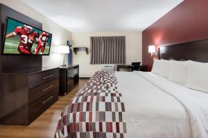 Superior King Room - Smoke Free room in Red Roof Inn Findlay