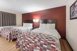 Deluxe Queen Room with Two Queen Beds - Smoke Free room in Red Roof Inn Findlay