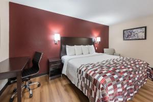 Deluxe Queen Room with One Queen Bed - Smoke Free room in Red Roof Inn Findlay