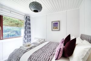 Otter with mountain view and enclosed decking