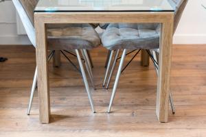 Otter with mountain view and enclosed decking