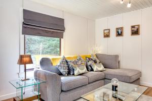 Otter with mountain view and enclosed decking