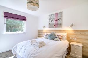 Gamekeeper Lodge loch and mountain view free wifi