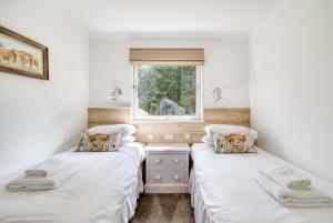 Gamekeeper Lodge loch and mountain view free wifi
