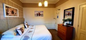King Double or Twin Room with Shower room in Moyness House