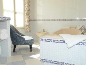 Maisons d'hotes Chambres d'Hotes La Sauvageonne : Chambre Double avec Salle de Bains Privative