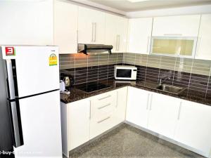 Jacuzzi beach front apartment with Sea view Jomtien beach condo S1