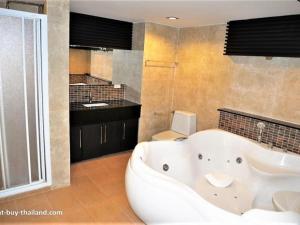 Jacuzzi beach front apartment with Sea view Jomtien beach condo S1