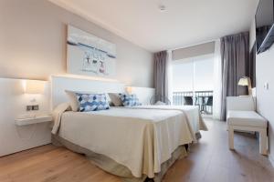 Deluxe Double or Twin Room with Sea View room in Hotel Maritim