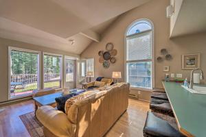 Cloudcroft Townhome w Deck - 1 Mi to Burro Ave!