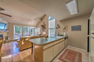 Cloudcroft Townhome with Deck - 1 Mi to Burro Ave!