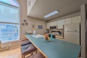 Cloudcroft Townhome w Deck - 1 Mi to Burro Ave!
