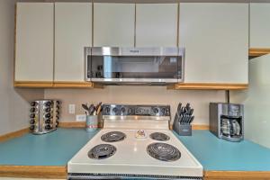 Cloudcroft Townhome with Deck - 1 Mi to Burro Ave!