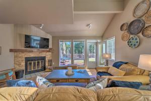 Cloudcroft Townhome w Deck - 1 Mi to Burro Ave!