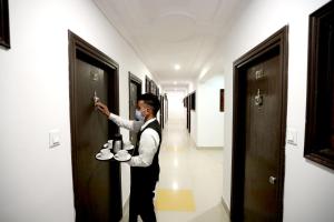 Calux Hill Queen at Mall Road with Parking - Formerly Amara