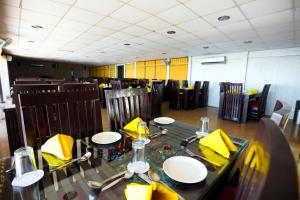 Calux Hill Queen at Mall Road with Parking - Formerly Amara