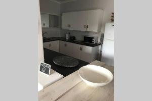 Roomy, quiet flatlet at the top of Camps Bay