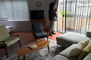 Roomy, quiet flatlet at the top of Camps Bay