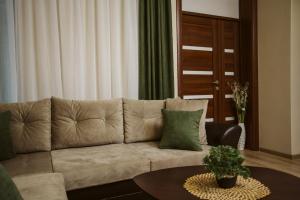Vively Lux Apartment - Central & Spacious with Balcony and free WiFi
