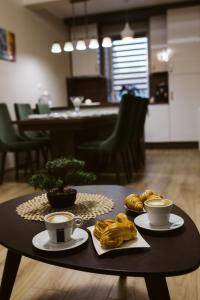 Vively Lux Apartment - Central & Spacious with Balcony and free WiFi