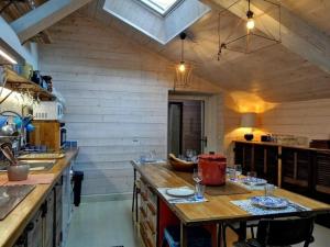 Maisons de vacances Maison cosy avec cour privative au coeur de l-Auvergne - FR-1-582-316 : photos des chambres