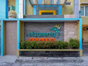 Pineapple Mansion Solo Mitra RedDoorz near RS JIH Solo