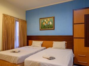 Pineapple Mansion Solo Mitra RedDoorz near RS JIH Solo