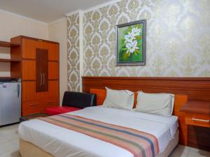 Pineapple Mansion Solo Mitra RedDoorz near RS JIH Solo