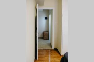 Newly Renovated Athenian Apt with Balcony