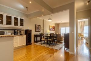 Stylish apartment with balcony and amazing views over Funchal and the sea