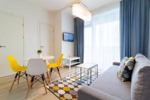 Season Surprise Apartment, By Cohost