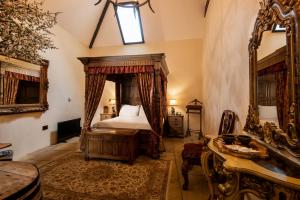 Superior King Room with Four Poster Bed room in The Stables at Crossbutts