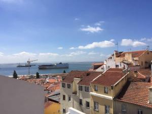 Alfama Delight Panoramic River and Historic City Views 3 Bedrooms and 2 Bathrooms AC 18th Century Building