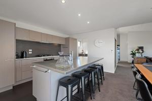 Kings View - Wanaka Holiday Home