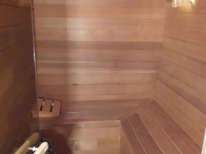 Chalets A spacious tastefully furnished chalet with sauna in a traditional French village : photos des chambres