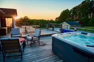 Fire Pit * Pool * Hot Tub * Fishing Pond w/ Jon Boat - Pickens