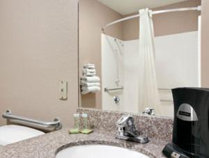 King Room - Non-Smoking room in Super 8 by Wyndham Stafford/Springfield Area