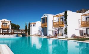 Bungalow sharing pool