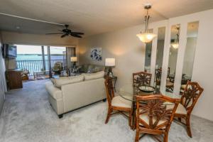 Apartment room in Windward Point 511