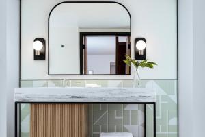 Essential King Room room in Kimpton - Sylvan Hotel an IHG Hotel