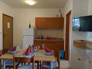 Apartments by the sea Dobropoljana Pasman 8198