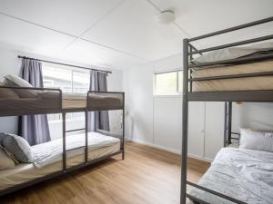The Deckhouse I Pet Friendly I 2 Mins to Beach