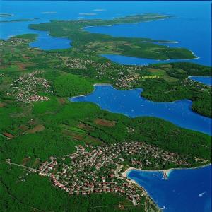 Beautiful-Banjole-Beachside-Apartment-A2-150m-from-the-beach