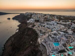 Magnifique Suites Santorini Greece