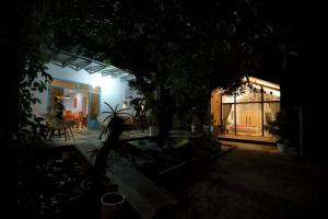 Moon Garden Homestay - cozy cabin and natural pool in Tay Ninh