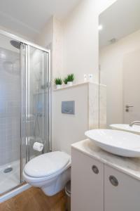 Host Wise - Colorful Bright Flat with Balcony