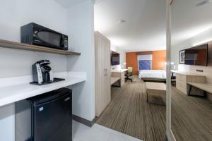 King Room - Disability Access Tub room in Holiday Inn Express Hotel & Suites Petersburg/Dinwiddie an IHG Hotel